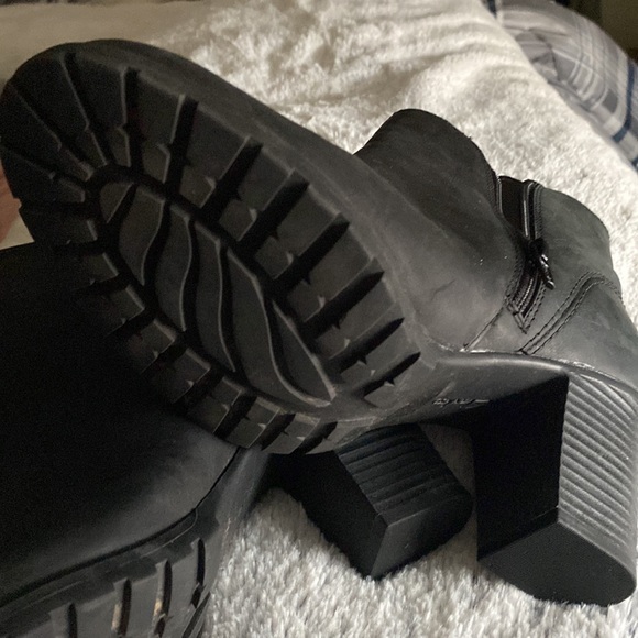 Brand New Clarks,,,,, tried on one time in house,,,,, 💓💓💓 - Picture 4 of 6